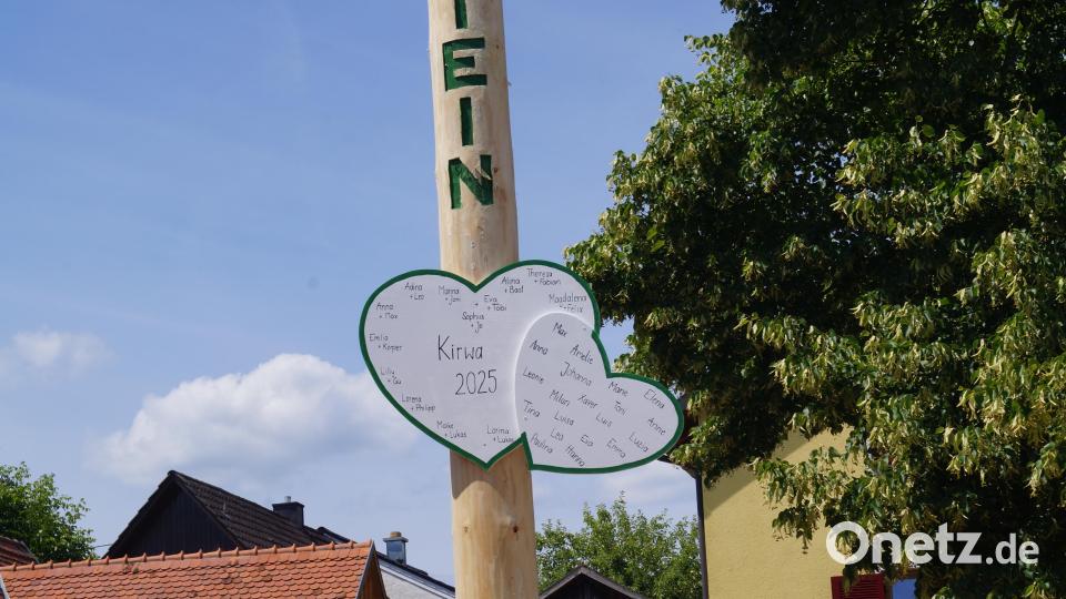 Traditionsgemäß werden die Namen aller Kirwapaare auf dem Kirwabaum verewigt. Bild: slh