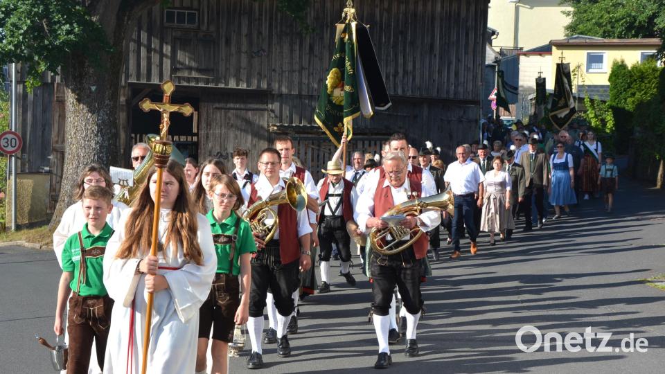 Angeführt von den Steinwaldmusikanten bewegt sich der Kirchenzug von der Pfarrkirche zum Schützenheim. Bild: jr