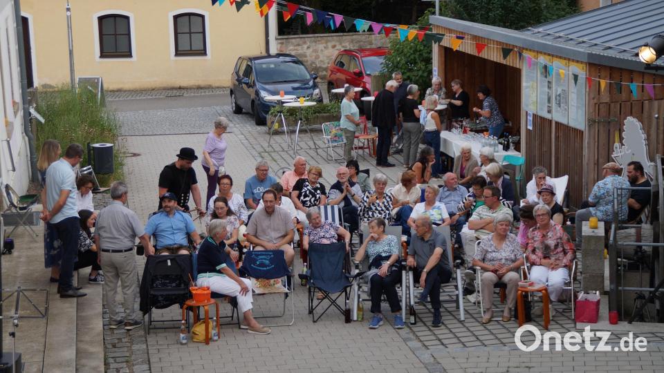 Bereits eine Stunde vor Beginn der Veranstaltung war der Innenhof des Museums gut besetzt. Bild: wel