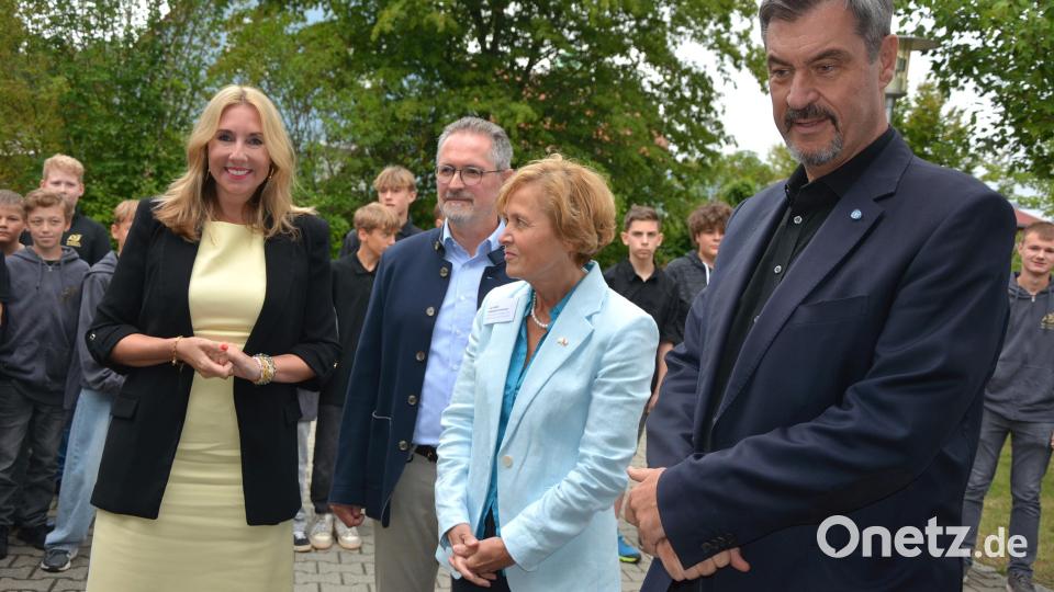 Schulleiter Stephan Drexler und die Oberpfälzer Ministerialbeauftragte für Realschule, Mathilde Eichhammer (vorne, Zweiter und Dritte von links) begrüßten Kultusministerin Anna Stolz und Ministerpräsident Markus Söder (vorne links und rechts). Bild: jr