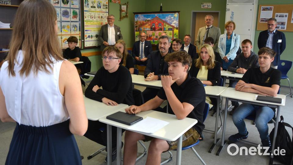 Lehrerin Diana Fialova (links) beim Unterricht mit ihren Schülern der Talentklasse. Bild: jr