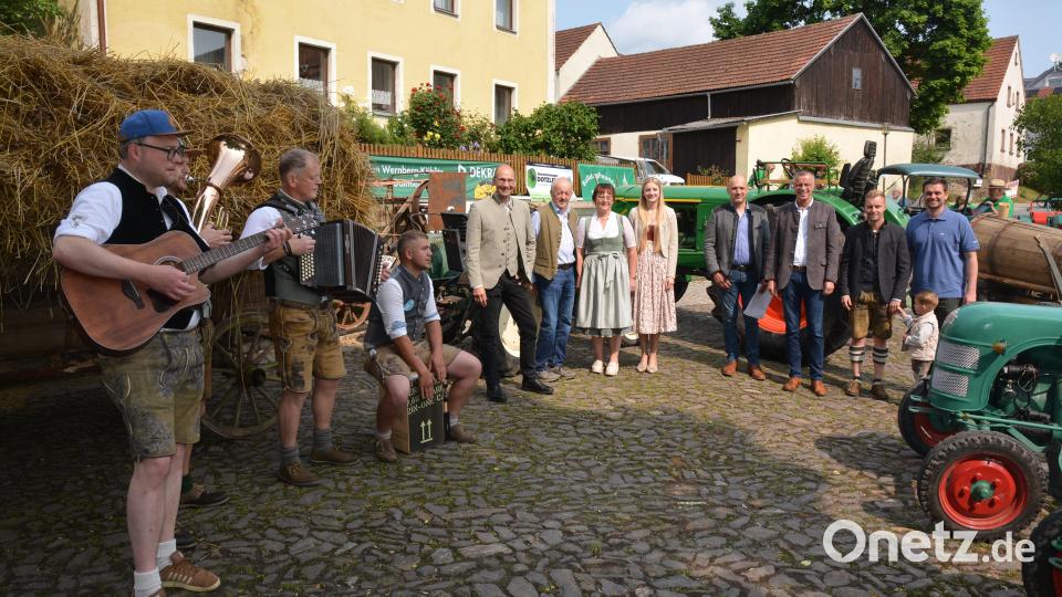 “D Barsprinter“ begrüßten die Festgäste musikalisch. Von li. der Oberpfälzer Bauernpräsident Ely Eibisch, sein Vorgänger Franz Kustner, die Ortsbäuerin Brigitte Gnan, die bayerische Milchprinzessin Verena Wagner, BBV-Ortsobmann Matthias Dotzler, Bürgermeister Hermann Falk und vom Organisationsteam Manuel Falk und Kilian Falk. Bild: fdl