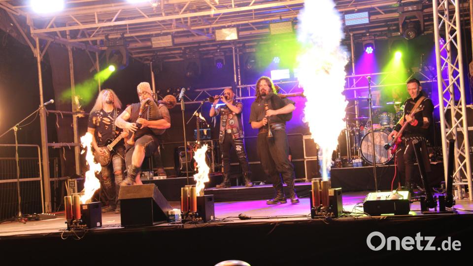 Mit Mittelalterrock vom Feinsten begeistern die &quot;Rammeschucksn&quot; das Publikum beim Open-Air, das die 4. Batterie des Artilleriebatallions 131 aus Weiden anlässlich der Patenschaft mit der Stadt Neustadt in der Freyung organisiert hatte. Bild: prh