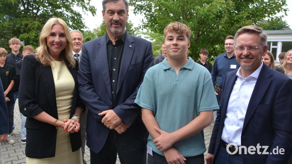 Robin Baumgärtner (Zweiter von rechts) mit der bayerischen Staatsspitze: (von links) mit Anna Stolz. Ministerpräsident Markus Söder und Landtagsvizepräsident Tobias Reiß. Den Tag wird der junge Konnersreuther so schnell nicht vergessen. Bild: jr