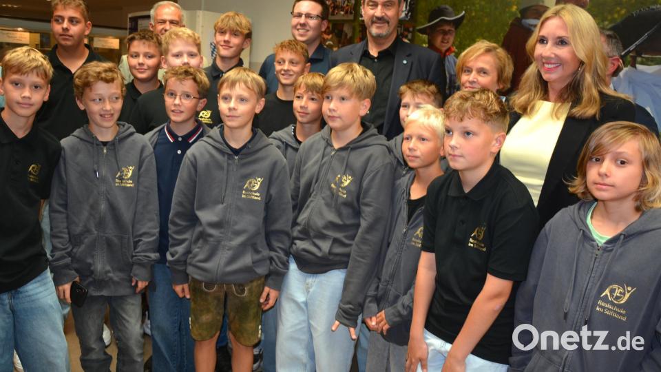 Ein Gruppenbild mit Schülern darf nicht fehlen. Bild: jr