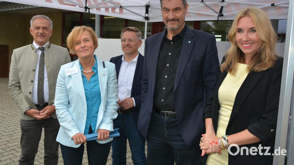 Landrat Roland Grillmeier, Mathilde Eichhammer, Tobias Reiß, Markus Söder und Anna Stolz (von links) lauschten den Worten der Schüler. Bild: jr