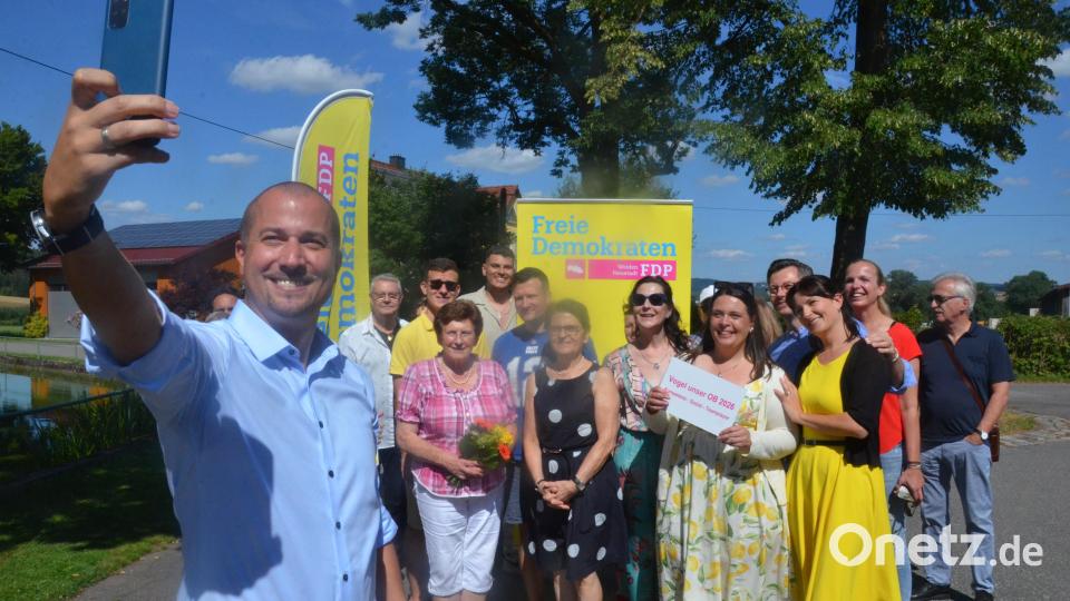 Immer voll im Bilde: Florian Vogel (links) und seine FDP. Bild: Kunz