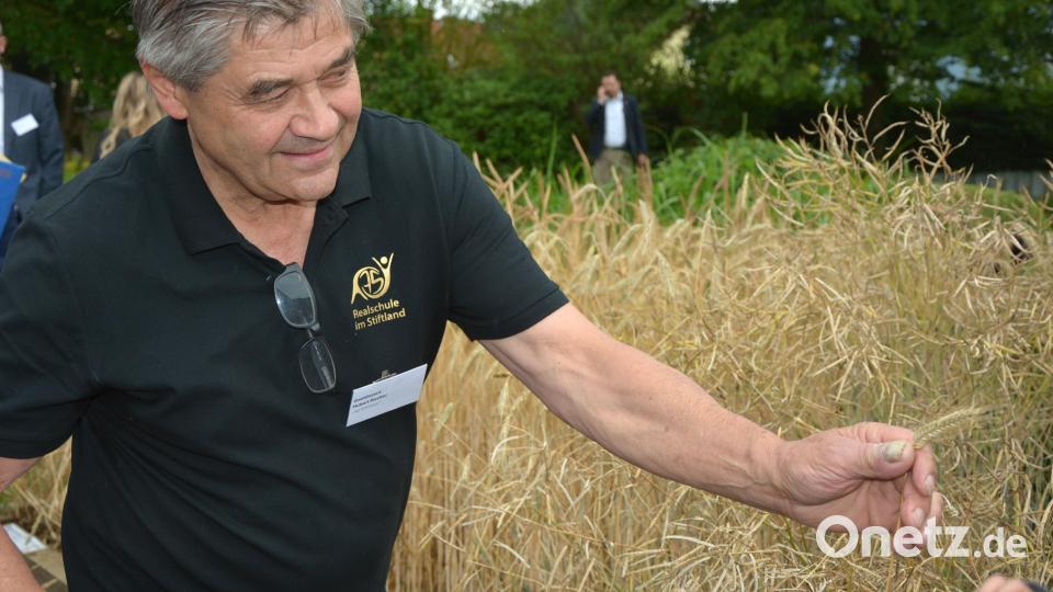 Gastdozent Hubert Rustler in seinem Element mit landwirtschaftlichen Früchten Bild: jr
