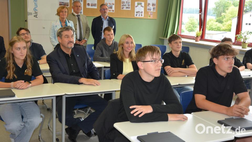 Brav nahmen Markus Söder und Anna Stolz Platz neben den Schülern in der Schulbank. Bild: jr