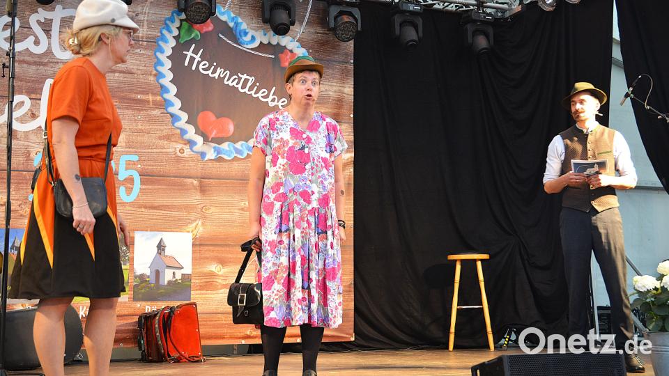 Durch den Heimatabend führte der Musikant und Moderator Florian Gröninger. Die beiden Dorfratschen Mäggie Berndt re. und Marina Basler erinnerten an viele Geschehnisse in den letzten 25 Jahren. Bild: fdl