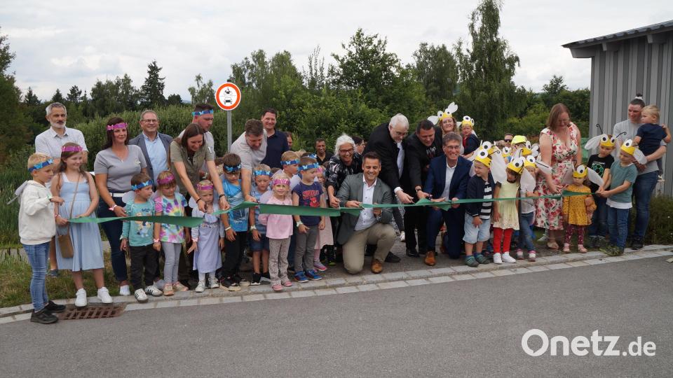 Caroline Göbel, Jochen Paleit, Landrat Thomas Ebeling, Otto Langenhahn, Bürgermeister Rudolf Teplitzky und Anne Wendl (von rechts) durchschneiden das Band und eröffnen offiziell den Naturerlebnisraum Bild: wel
