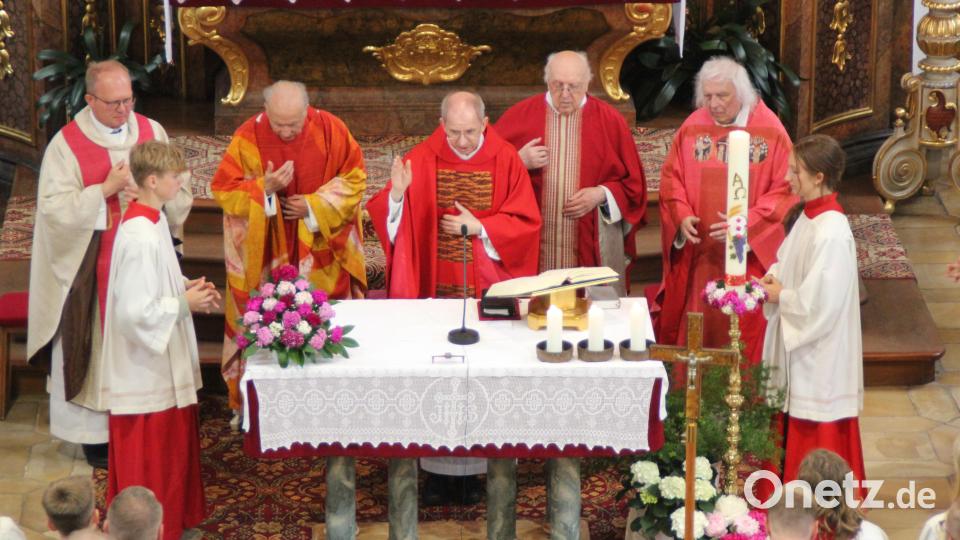 Den Festgottesdienst in der Pfarrkirche St. Michael zelebrierten zusammen mit Pfarrer Johann Hofmann (Mitte), der Ruhestandspfarrer BGR Konrad Kummer 2. v. re. und die ehemaligen Ortsgeistlichen v. re. Hubert Gilch, Hans-Peter Bergmann und Jürgen Herr. Bild: fdl