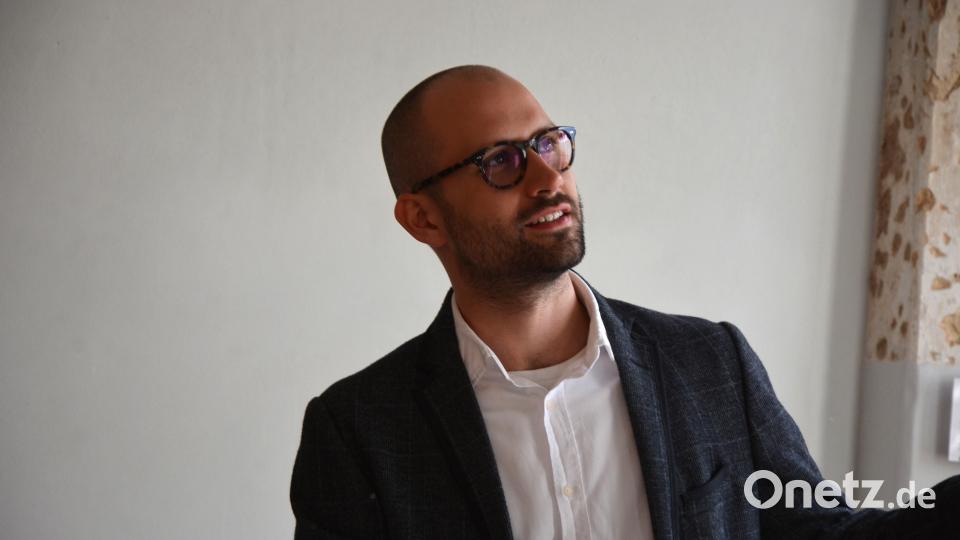Constantin Habel (Breitbandberatung Bayern) stellte den Markträten das wirtschaftlichste Angebot vor. Nach der Vertragsunterzeichnung bleiben 36 Monate Zeit, dass der Breitbandausbau abgeschlossen ist. Insgesamt 390 Adressen profitieren von diesem Ausbau. Bild: jr