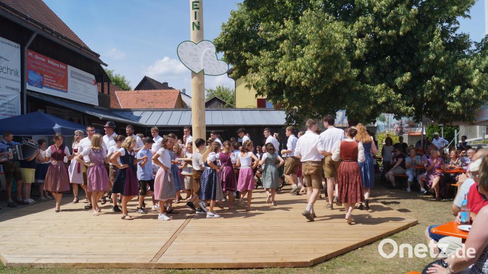 Die Weiherner Kirwapaare beim Einzug auf die Tanzfläche. Bild: slh