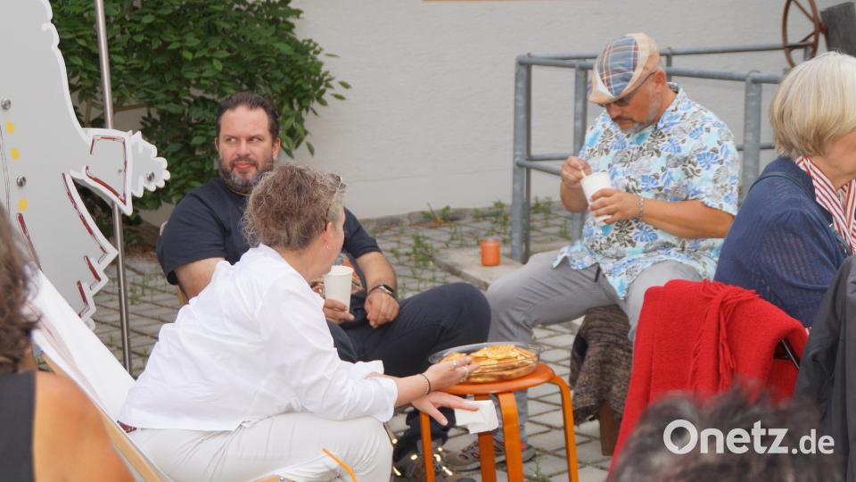 Essen und trinken war als Konzept angesagt, ebenso das Mitbringen der eigenen Klappstühle. Bild: wel