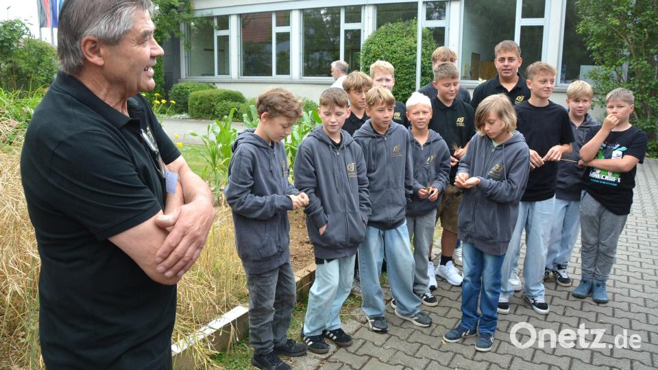 Gastdozent Hubert Rustler (links) mit seinen Schülern. Bild: jr
