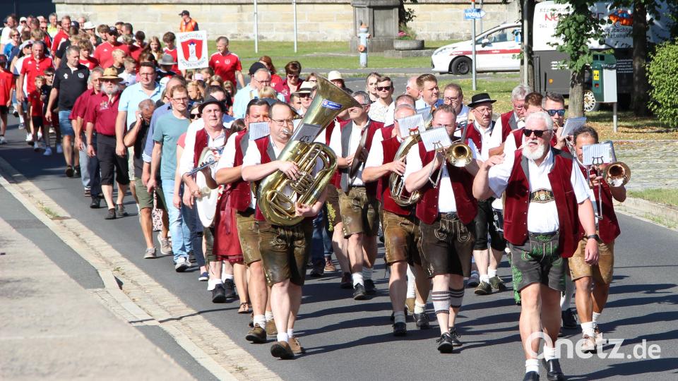 Am Samstagnachmittag begann das Fest mit einem Festzug, angeführt von der Blaskapelle Kirchenthumbach, zur Festmeile am Marktplatz. Bild: lep