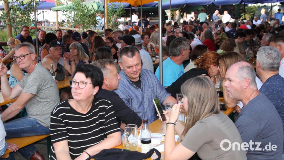 Hervorragend besucht war das Fischerfest des Fischereivereins Stiftland am Samstagabend. Und auch am Sonntag strömten die Menschenmassen. Bild: kro