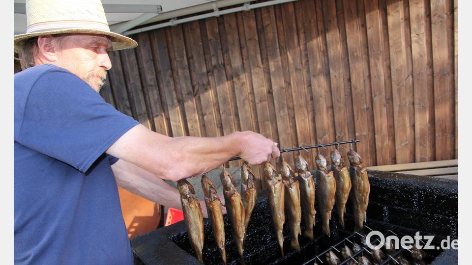 Seit 25 Jahren räuchert alljährlich Wolfgang Denk die Forellen auf dem Fischerfest. Bild: kro