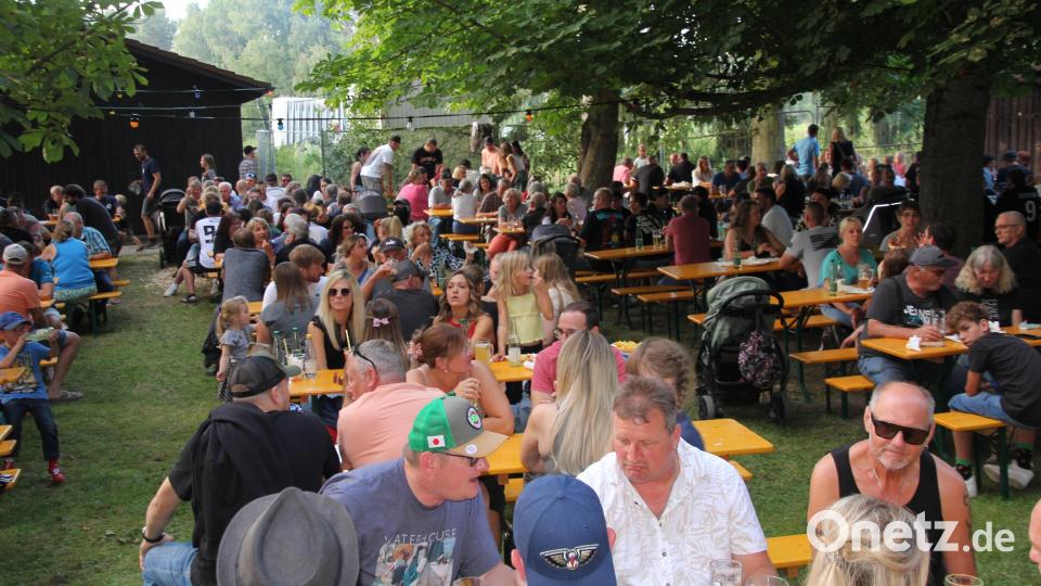 Biergartenflair beim Fischerfest in Tirschenreuth. Bild: kro