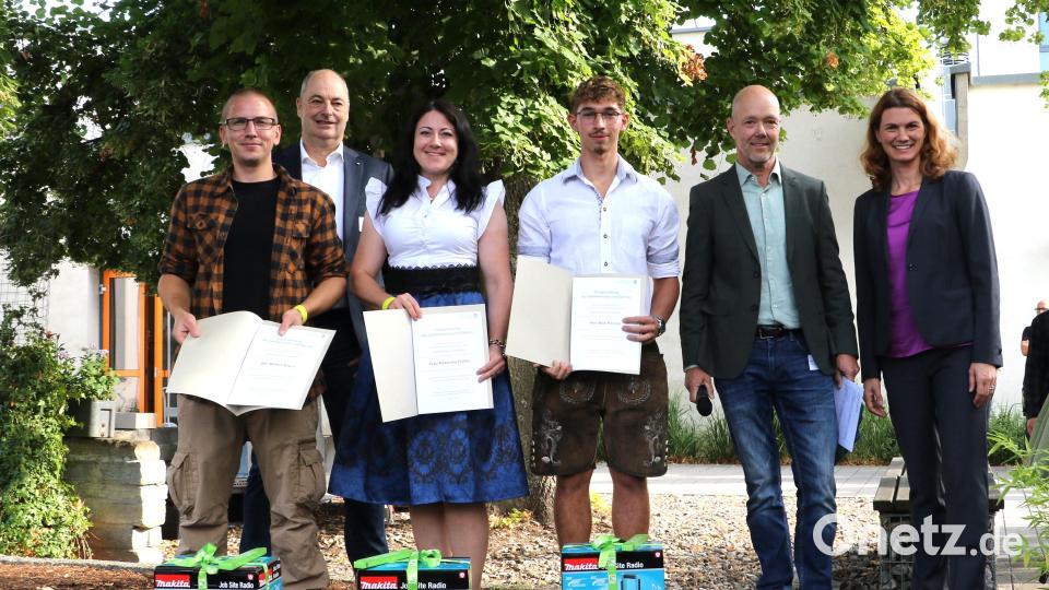 Markus Braun aus Weiden (von links) sowie Alexandra Fiedler und Nick Henzler erzielten die besten Noten in den Abschlussprüfungen des Garten- und Landschaftsbaus in der Oberpfalz. Es gratulierten Martin Sandkühler, Landrätin Tanja Schweiger und Karl Artinger, Ehrenmitglied des VGL Bayern, (hintere Reihe, links). Bild: Jochen Henning, VGL Bayern
