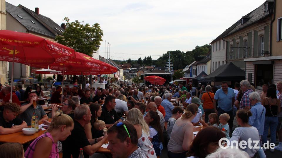 Schon am frühen Abend waren alle Tische gut belegt. Das Wetter spielte natürlich in die Karten des Marktverbandes mit seinen Vereinen. Bild: lep