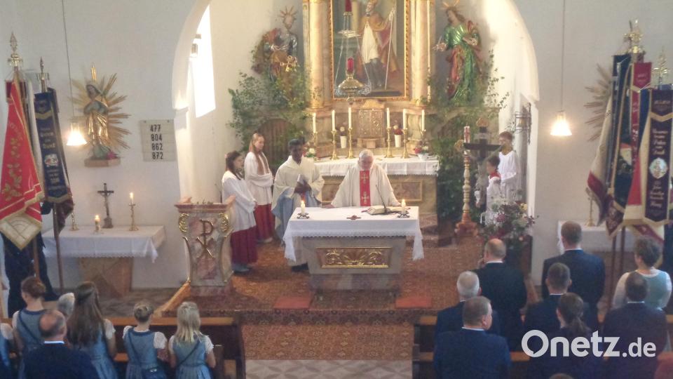 Pfarrer Eugen Wismeth feiert gemeinsam mit Pater Sebastian den Festgottesdienst in der Filialkirche Schneeberg. Bild: amö