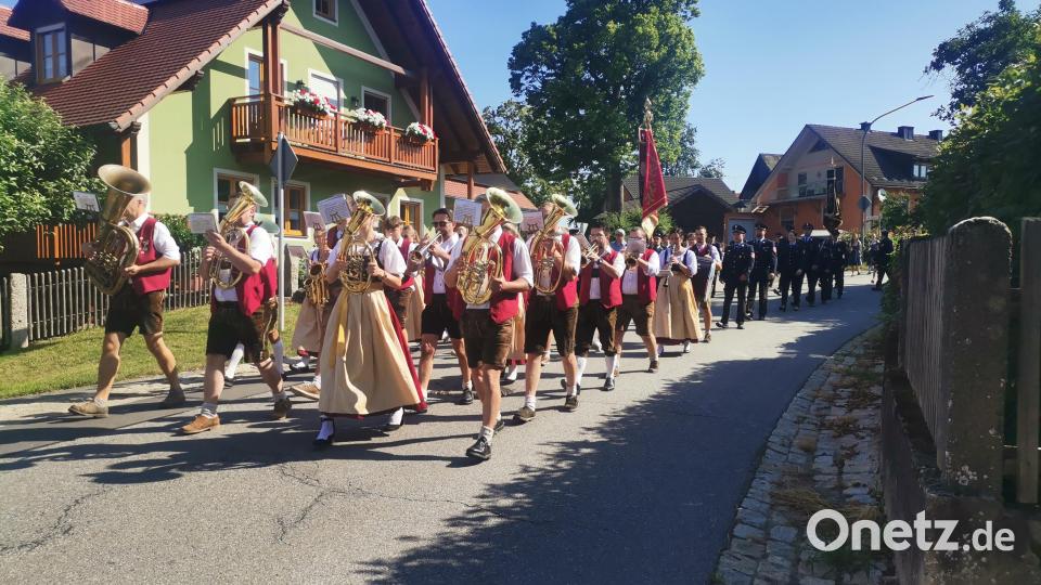Die Blaskapelle Kunschir führt den Festzug von der Kirche zur Festhalle an. Bild: amö