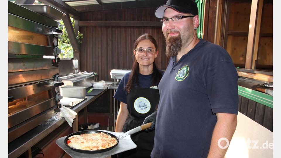 Svenja Summer und Daniel Härtl waren für die Forellenpizzas zuständig. Bild: kro