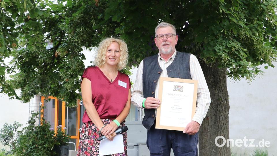 Jochen Schmidt erhält für seine Verdienste in der Ausbildung von Nachwuchskräften eine besondere Wertschätzung vom bayerischen Landwirtschaftsministerium, die ihm Uta Hübner überreichte. Bild: Jochen Henning, VGL Bayern