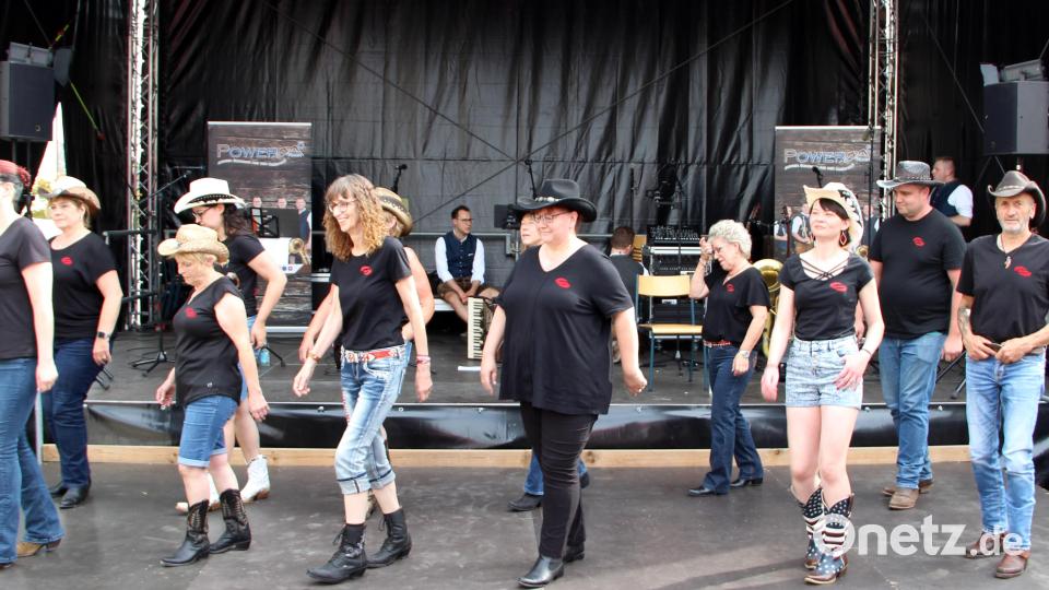 Die Lindancer der „Flying Boots“ brachtenden Wilden Westen auf die Bühne. Bild: lep