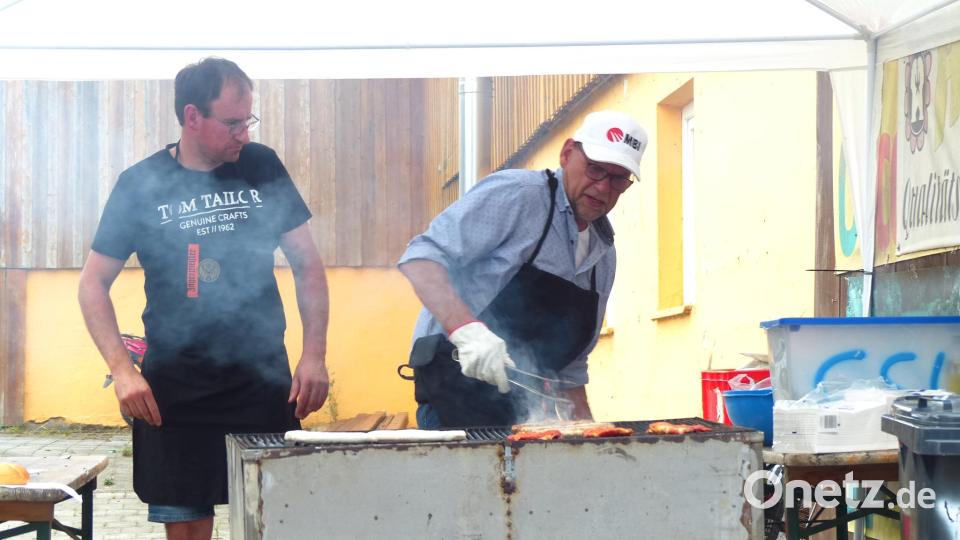 Eine heiße Angelegenheit am Grill ür Andreas Lorenz (links) und Johann Paulus. Bild: hme