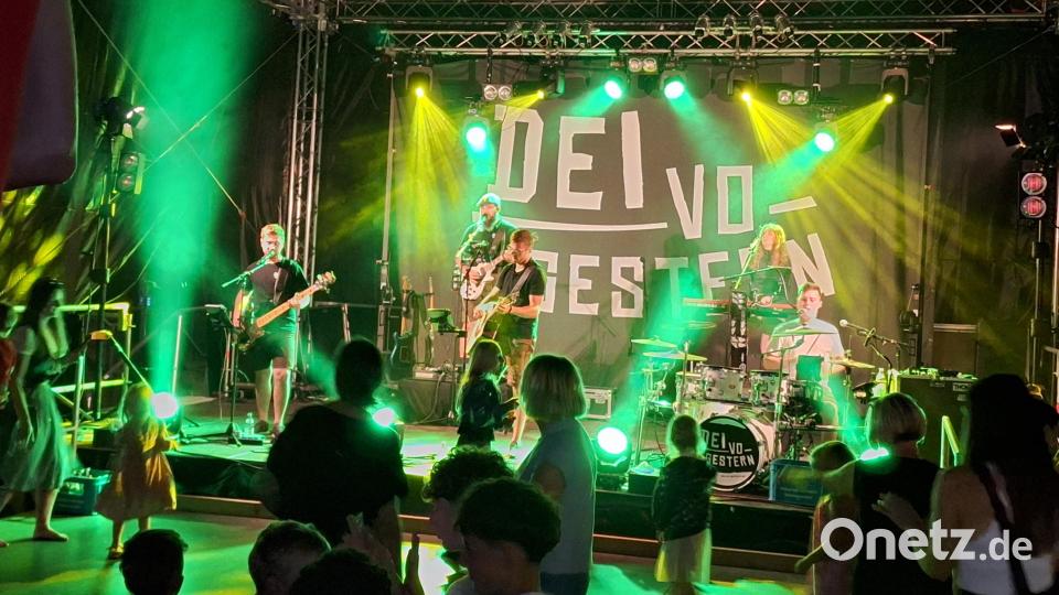 Die Hauptband „Dei vo gestern“ war ein Volltreffer. Mit ihrem Repertoire begeisterte sie das Publikum und brachte Stimmung auf den Marktplatz. Bild: lep