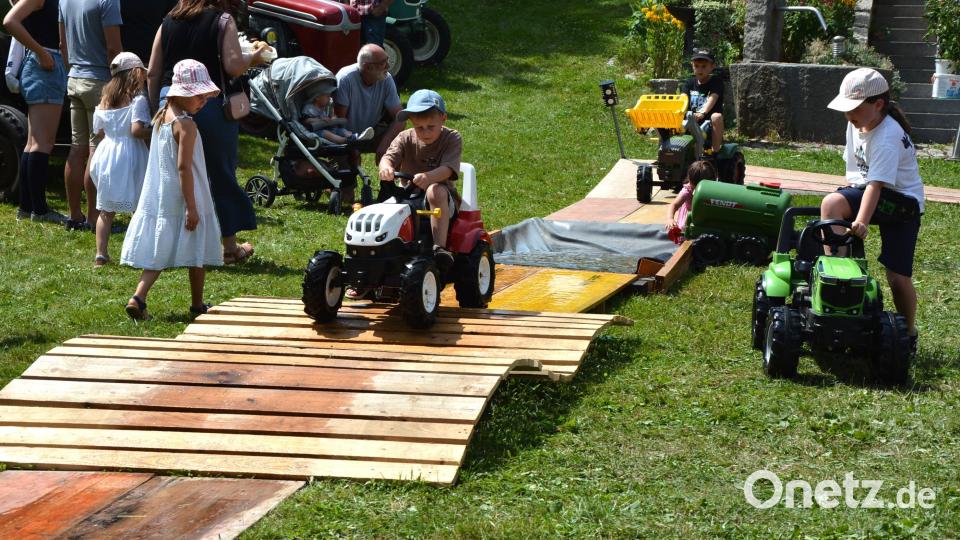 Ein Höhepunkt war auch der Tretbulldog-Parcours für Kinder. Bild: jr