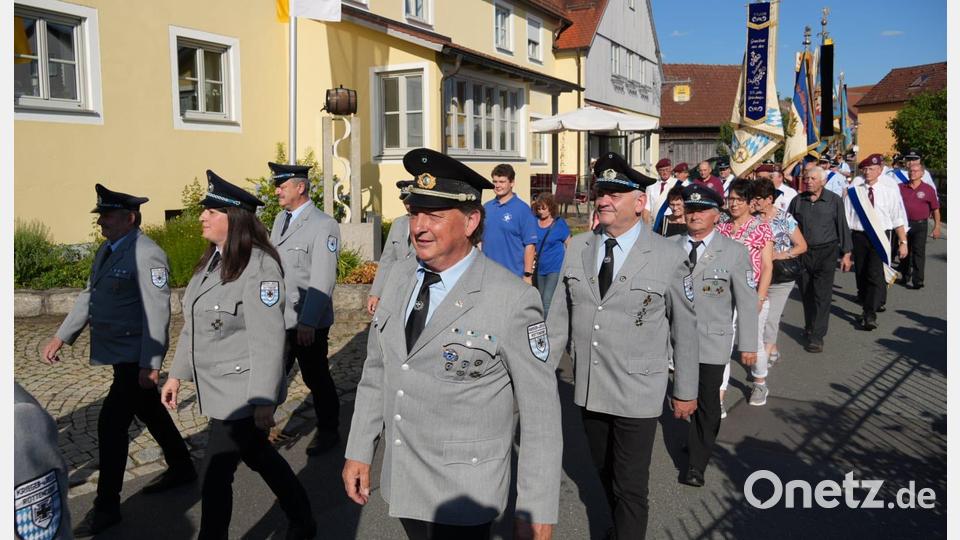 Viele Kriegervereine ziehen am Samstagabend von Ilsenbach zu St. Quirin hinauf. Bild: Martin Thoma