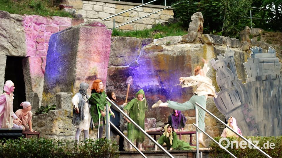 Das Ovigo-Theater spielt Monty Python’s &quot;Spamalot&quot; als Musical auf der Naturbühne am Schönberg in Grafenwöhr. Bild: rgr