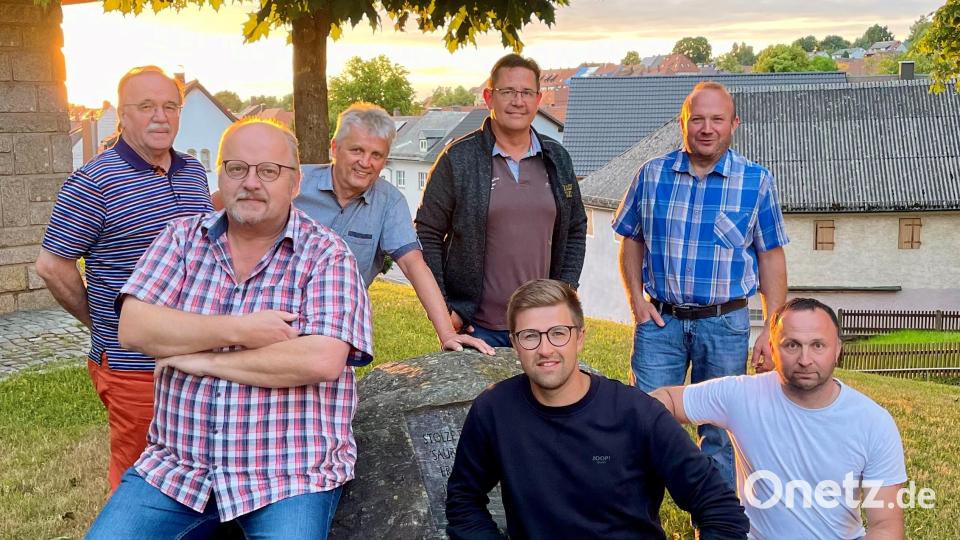 Die vier Marktgemeinderäte Heinz Kett, Norbert Meierhöfer, Oliver Mutterer und Wolfgang Bock (hinten von links) stehen hinter dem neuen Führungsteam der Bürgerliste Thomas Kraus, Christian Kunz und Manfred Bock (vorne von links) Bild: omu