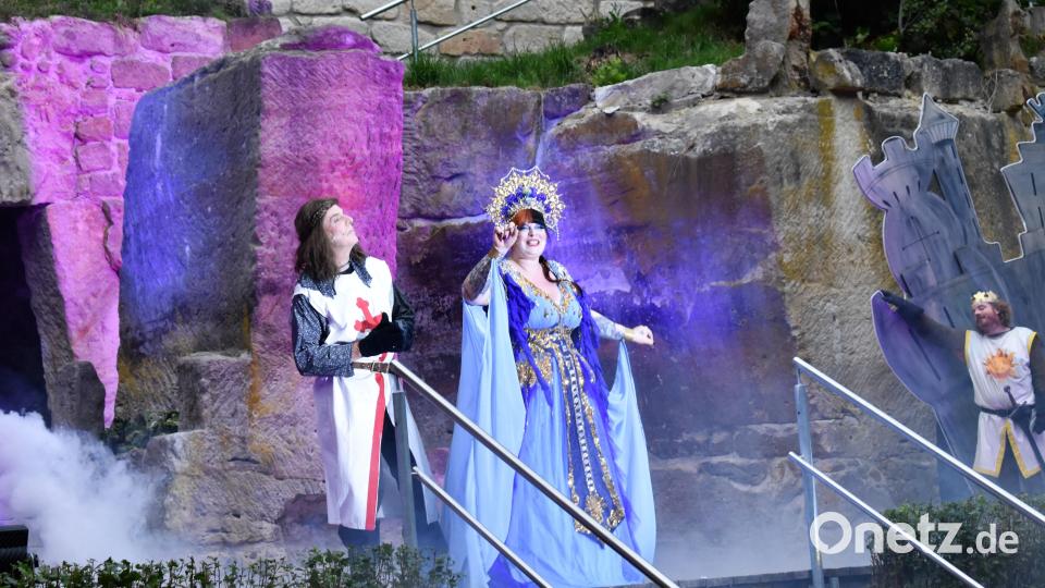 Die &quot;Fee vom See&quot; mit Galahad (links) und König Artus (rechts). Bild: rgr