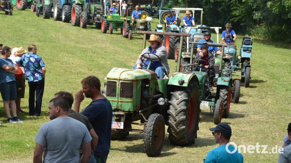 Die Oldtimer warteten aufgereiht auf den Beginn der Ausfahrt. Bild: jr
