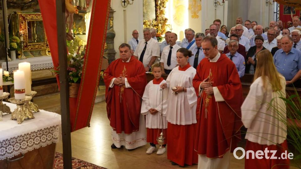 Domkapitular Dressel, Pfarrer Nowotny und die Ministranten beim Gottesdienst der Kriegervereine. Bild: Martin Thoma