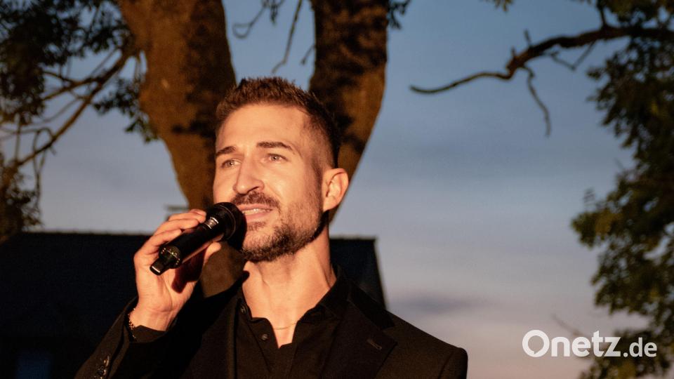 Christoph Baierl verzaubert seine Zuhörer beim Sommerkonzert in Pleystein. Bild: Beate Kidd