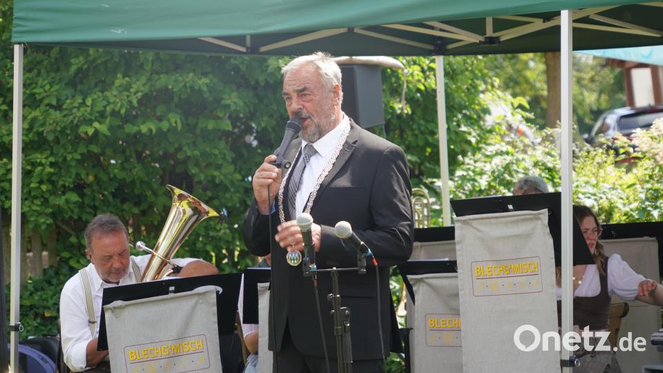 Bürgermeister Josef Beimler gratulierte mit Bürgermeister-Amtskette zum 750. Geburtstag von Spielberg. Bild: fvo