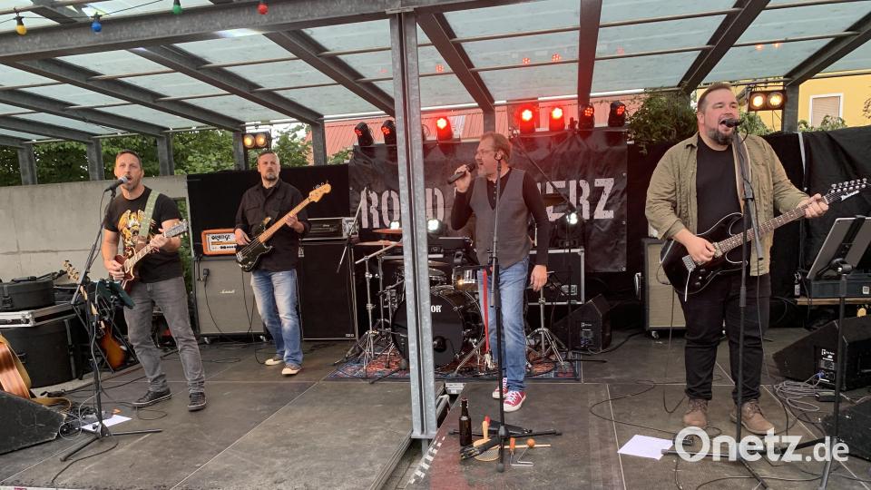 Die Band &quot;Road Runnerz&quot; gibt alles. Bild: adj