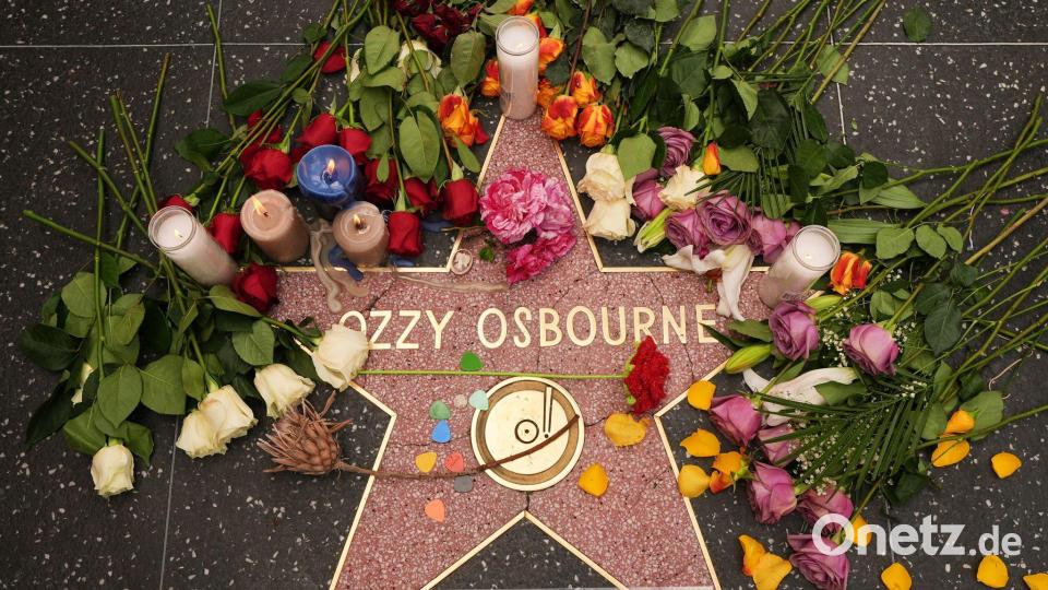 Blumen liegen um den Stern für Ozzy Osbourne auf dem Hollywood Walk of Fame. Bild: Damian Dovarganes/AP/dpa
