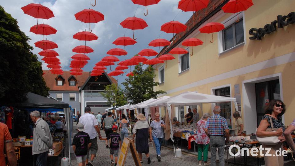 Die Schirme sind aufgespannt – die Gäste können kommen. Am 2. und 3. August lädt Schmidmühlen wieder zum Marktfest ein. Bild: pop