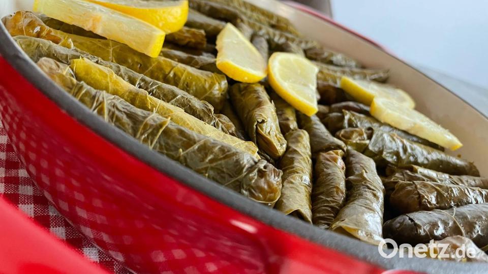 Gefüllte Weinblätter nach dem Rezept der Weidenerin Aysel Özdemir schmecken das ganze Jahr als erfrischende Vorspeise oder auch als Hauptgericht. Bild: Aysel Özdemir, exb