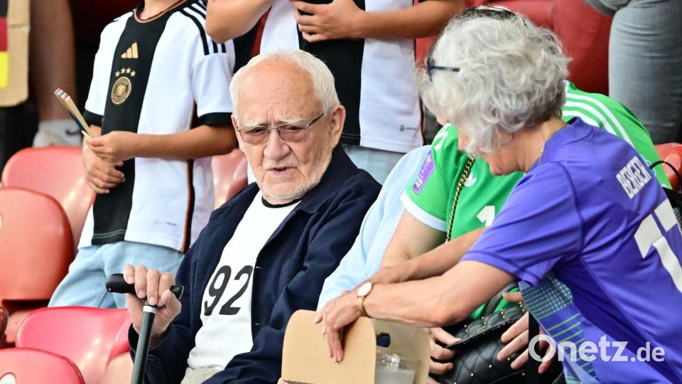 Ann-Katrin Bergers Opa Herbert auf der Tribüne im Letzigrund-Stadion Bild: Sebastian Christoph Gollnow/dpa