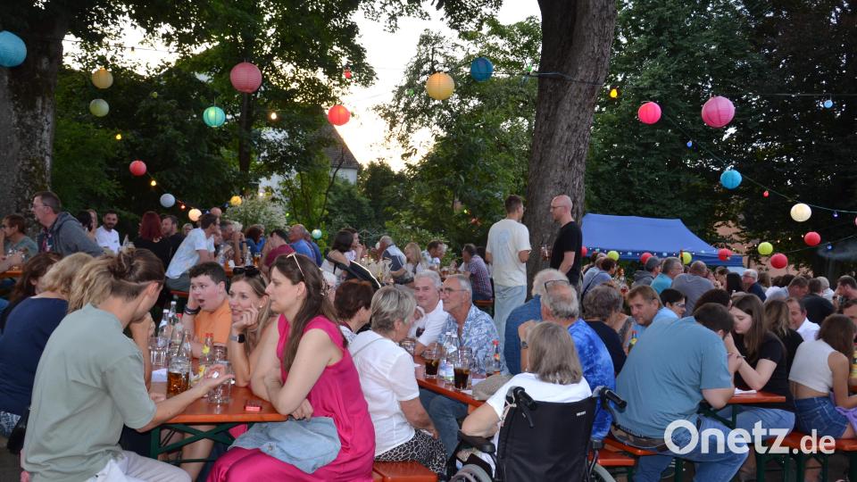 Die vielen Besucher genossen das stimmungsvolle Lampionfest im Garten der Brauerei Scheuerer bei überwiegend böhmischer Blasmusik. Bild: gi