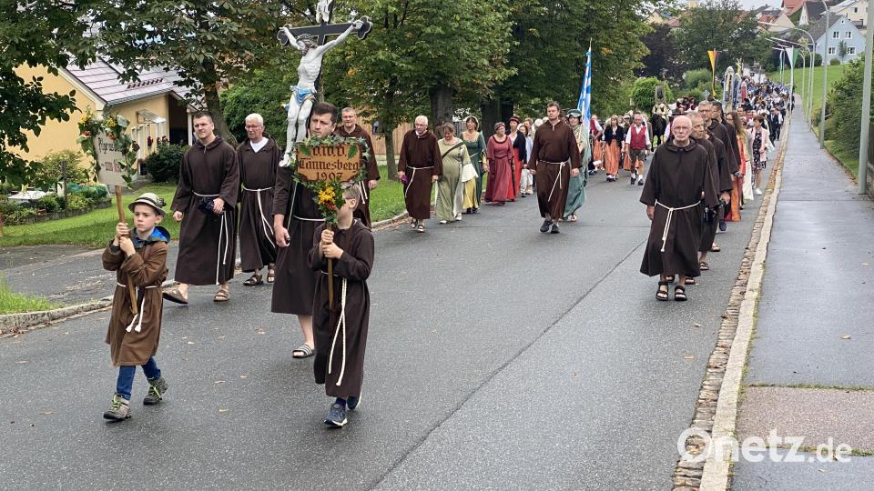 OWV-Mitglieder stellen in der Prozession die Pilger aus Wien dar, die einst das sogenannte Pestkreuz bis hierher getragen haben. Bild: Josef Glas