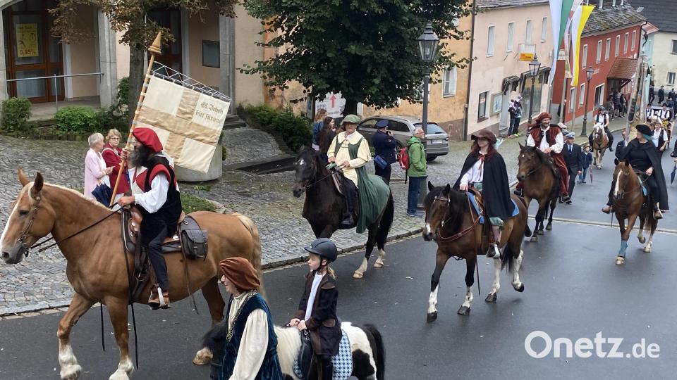 Reiterinnen und Reiter symbolisierten in historischen Gewändern die damaligen Stände und Funktionen. Die St.-Jodok-Standarte haben sie ebenfalls dabei. Bild: Josef Glas